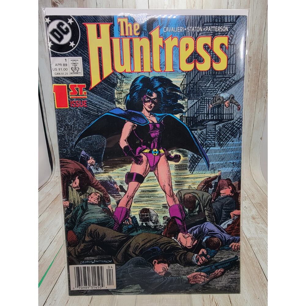 The Huntress Comic Book #1, DC 1989, 1st App of Helena Bertinelli